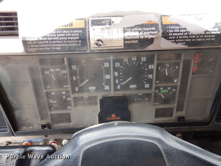 image for item DP5551 1997 International 2654  refuse truck