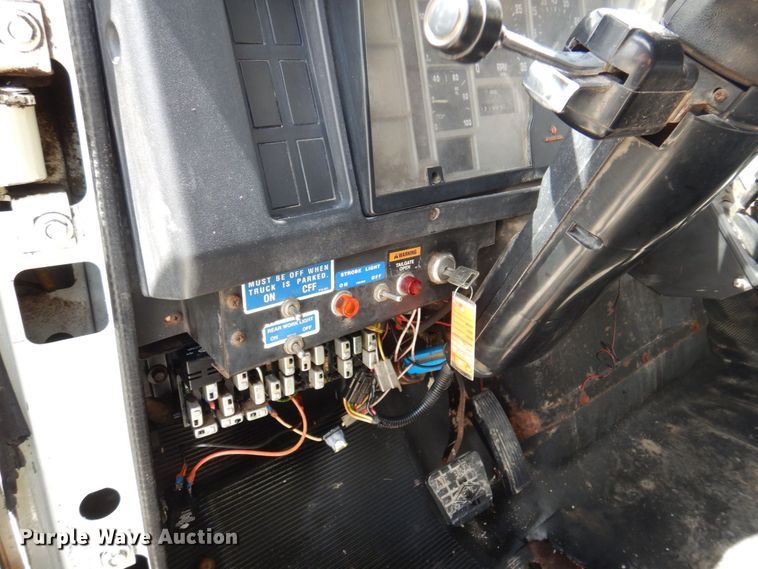 image for item DP5551 1997 International 2654  refuse truck