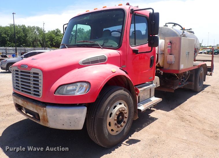 image for item DS7097 2004 Freightliner Business Class M2  vacuum truck