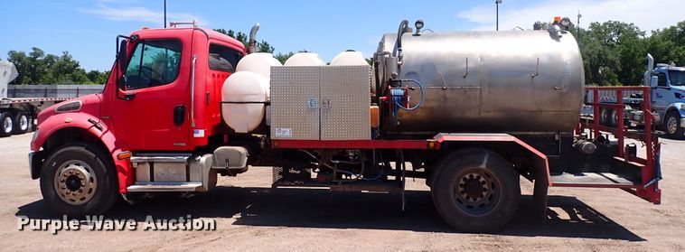 image for item DS7097 2004 Freightliner Business Class M2  vacuum truck