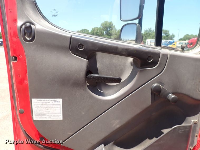 image for item DS7097 2004 Freightliner Business Class M2  vacuum truck