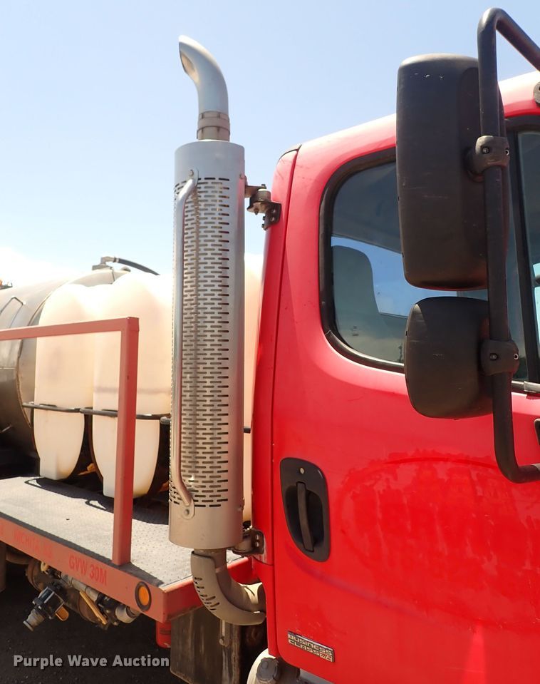 image for item DS7097 2004 Freightliner Business Class M2  vacuum truck