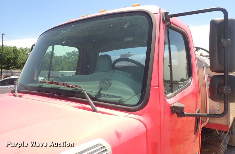 image for item DS7097 2004 Freightliner Business Class M2  vacuum truck