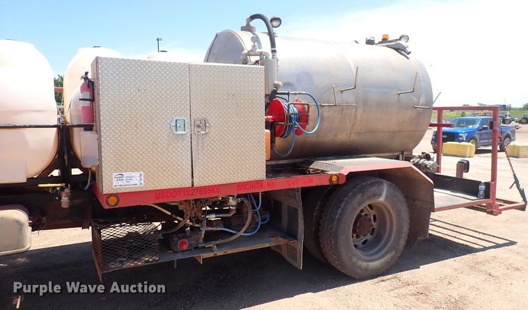 image for item DS7097 2004 Freightliner Business Class M2  vacuum truck