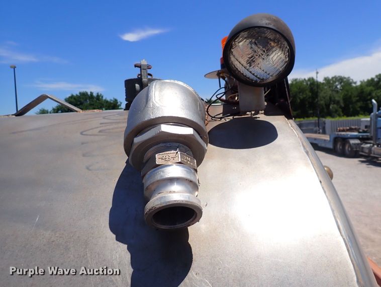 image for item DS7097 2004 Freightliner Business Class M2  vacuum truck