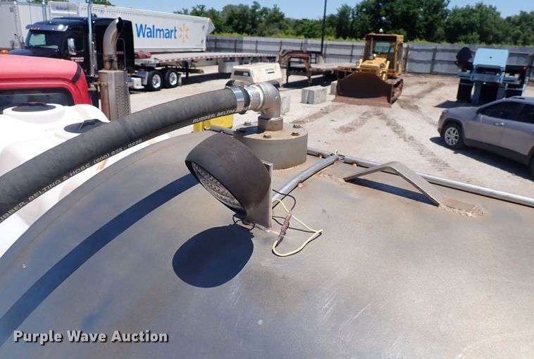 image for item DS7097 2004 Freightliner Business Class M2  vacuum truck