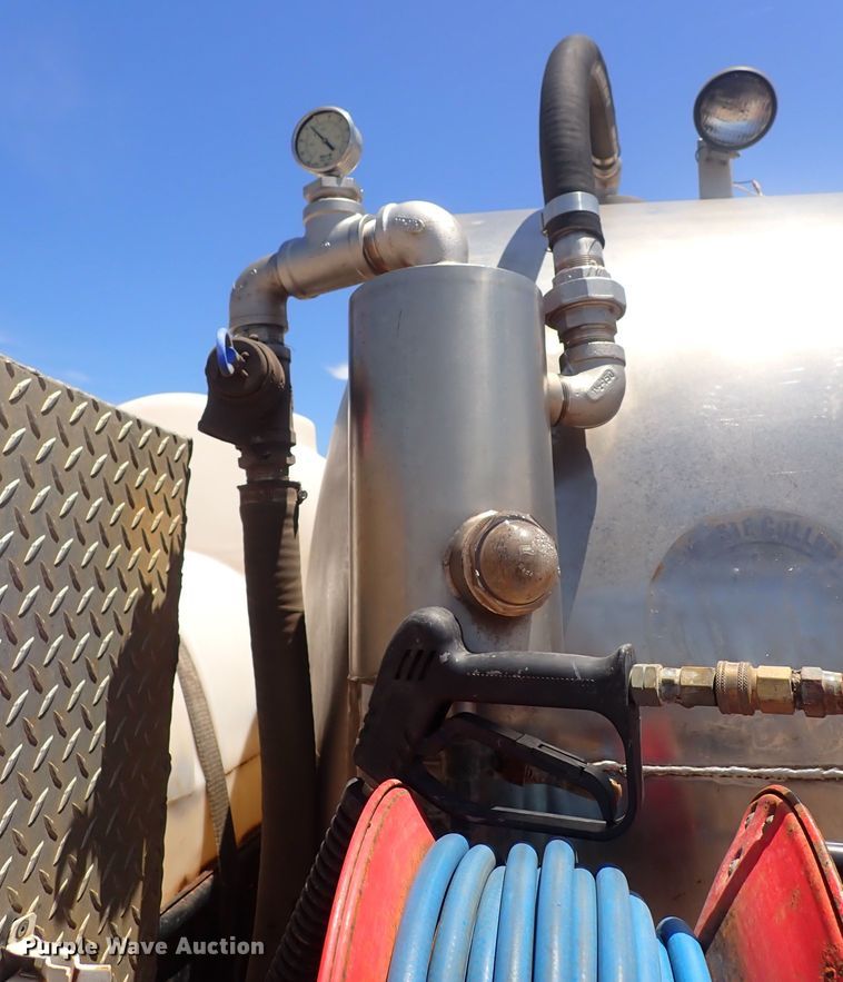 image for item DS7097 2004 Freightliner Business Class M2  vacuum truck