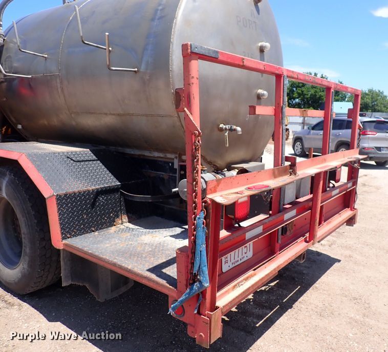 image for item DS7097 2004 Freightliner Business Class M2  vacuum truck