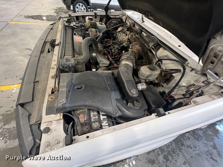 image for item HL9083 1997 Ford F450 Super Duty  flatbed truck