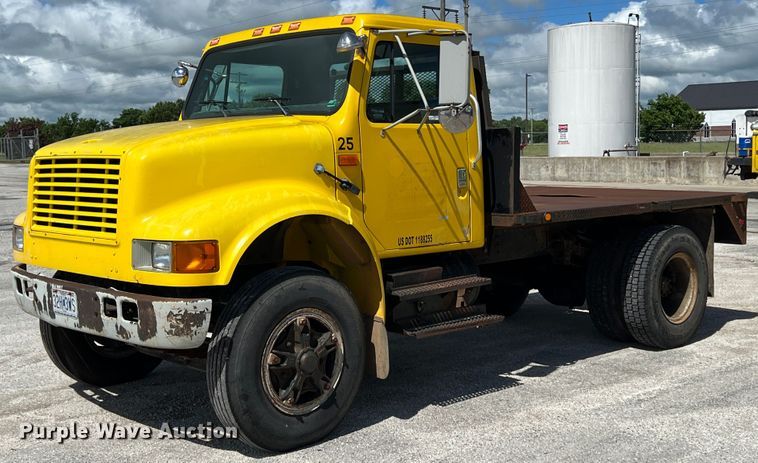 image for item HL9098 1993 International 4900  flatbed truck