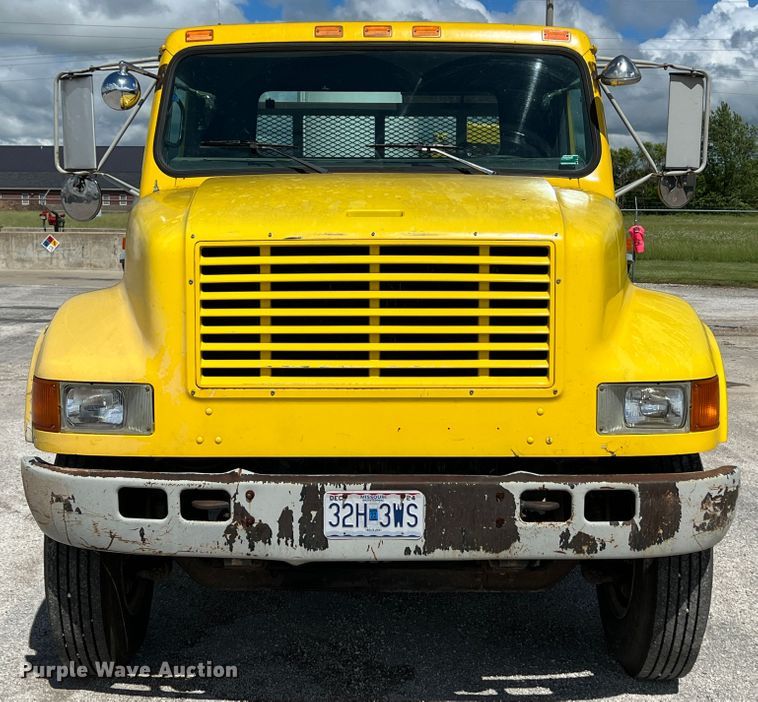 image for item HL9098 1993 International 4900  flatbed truck