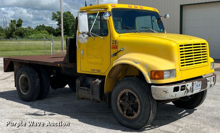 image for item HL9098 1993 International 4900  flatbed truck