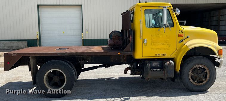 image for item HL9098 1993 International 4900  flatbed truck