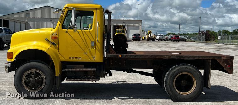 image for item HL9098 1993 International 4900  flatbed truck