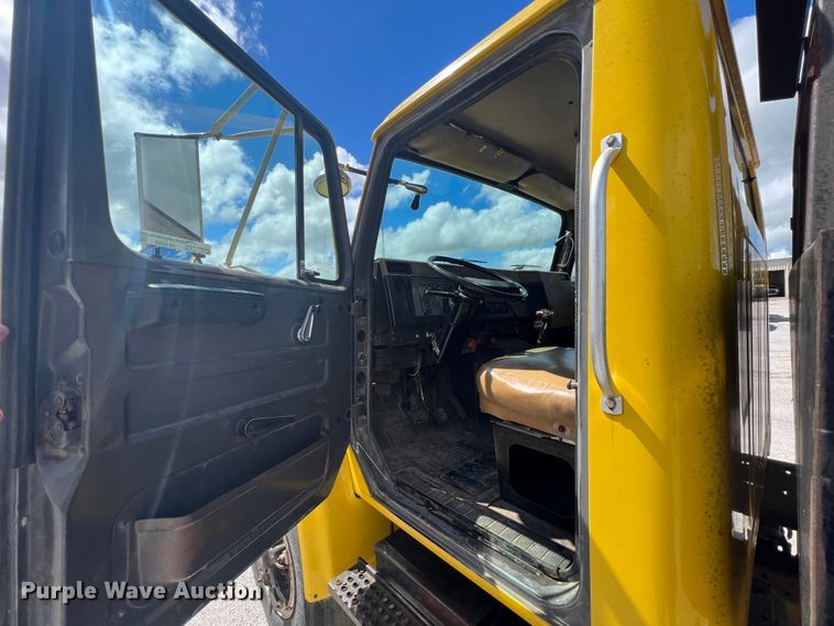 image for item HL9098 1993 International 4900  flatbed truck