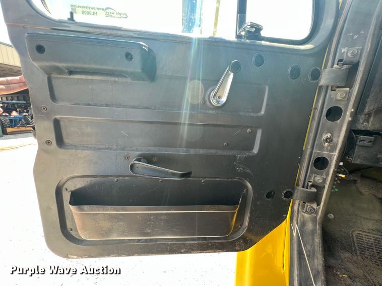 image for item HL9098 1993 International 4900  flatbed truck