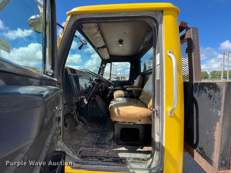 image for item HL9098 1993 International 4900  flatbed truck