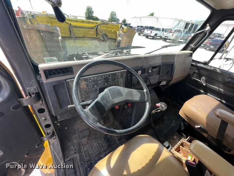 image for item HL9098 1993 International 4900  flatbed truck