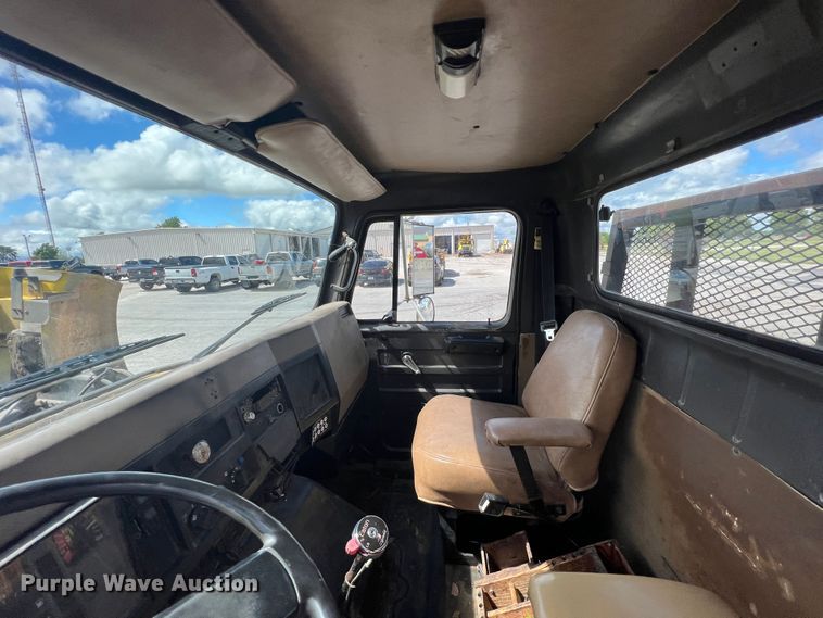 image for item HL9098 1993 International 4900  flatbed truck