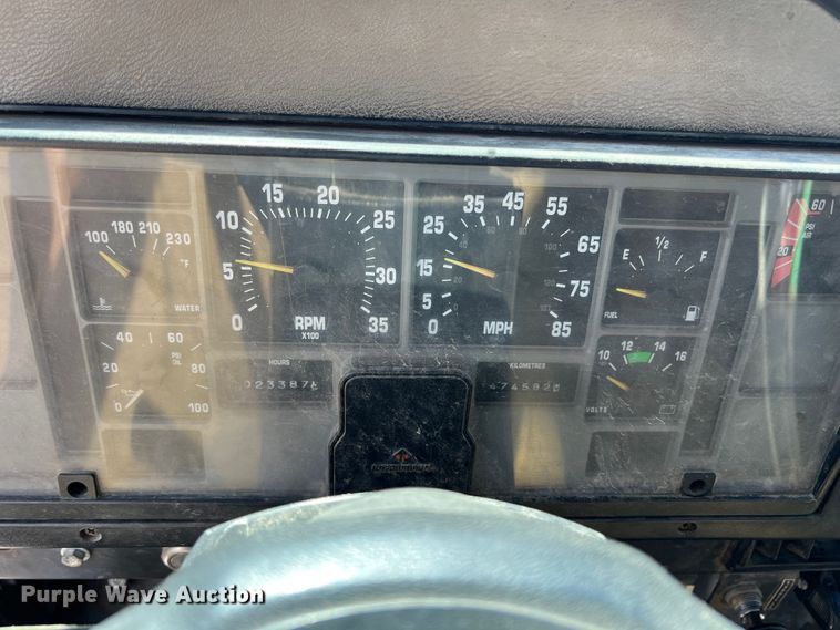 image for item HL9098 1993 International 4900  flatbed truck