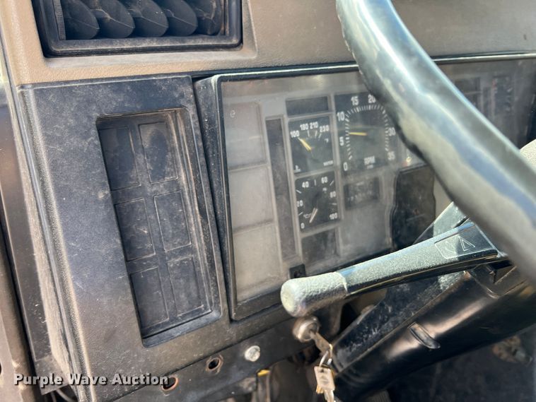 image for item HL9098 1993 International 4900  flatbed truck