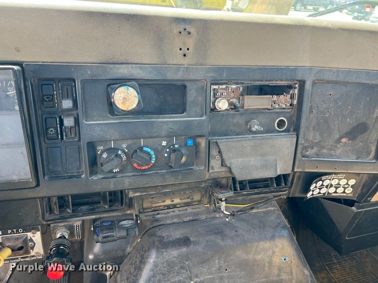 image for item HL9098 1993 International 4900  flatbed truck