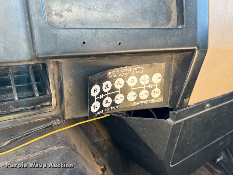 image for item HL9098 1993 International 4900  flatbed truck