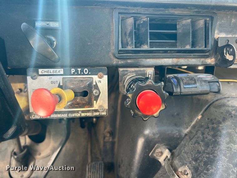 image for item HL9098 1993 International 4900  flatbed truck