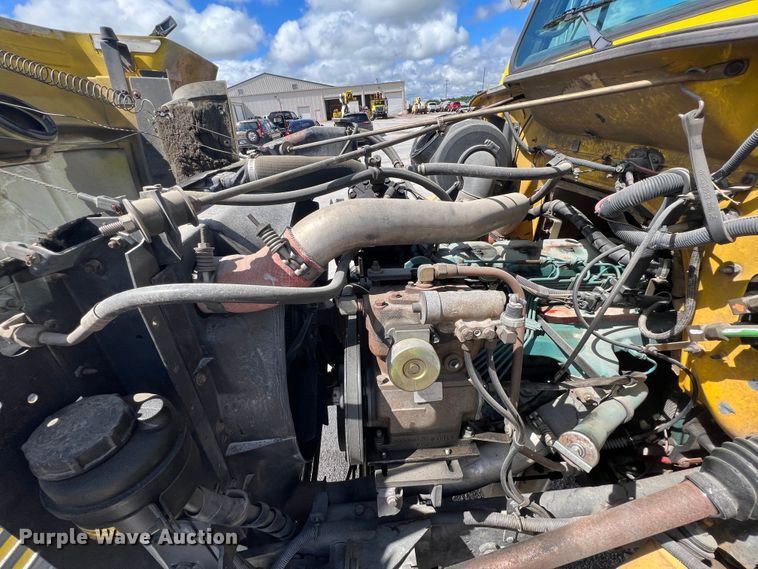 image for item HL9098 1993 International 4900  flatbed truck