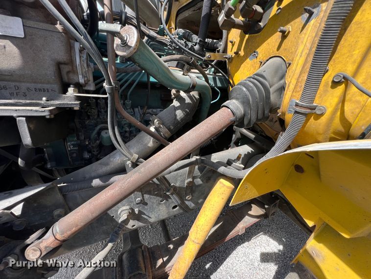 image for item HL9098 1993 International 4900  flatbed truck