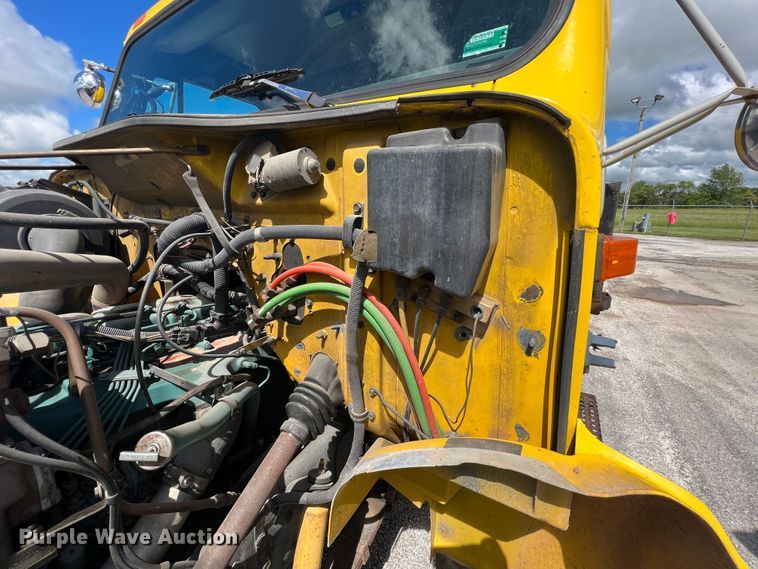 image for item HL9098 1993 International 4900  flatbed truck