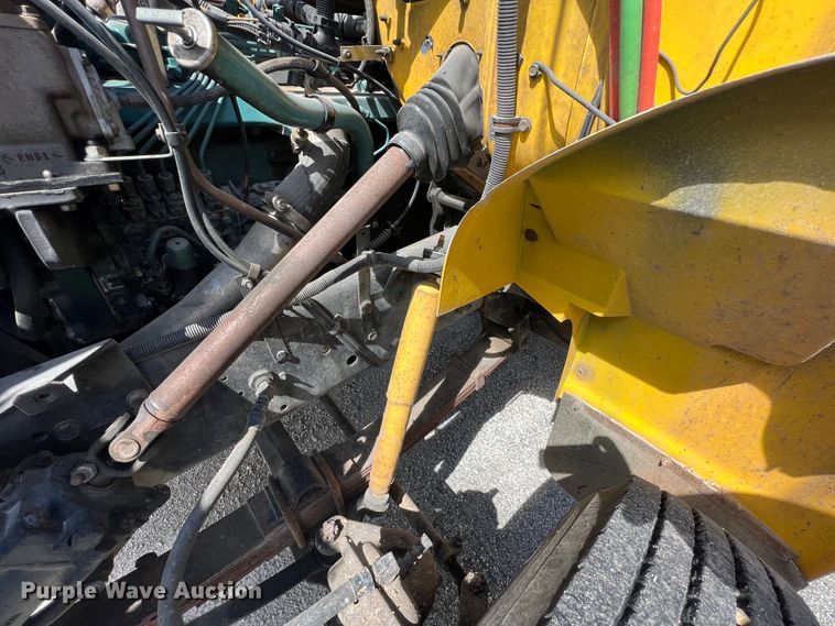 image for item HL9098 1993 International 4900  flatbed truck