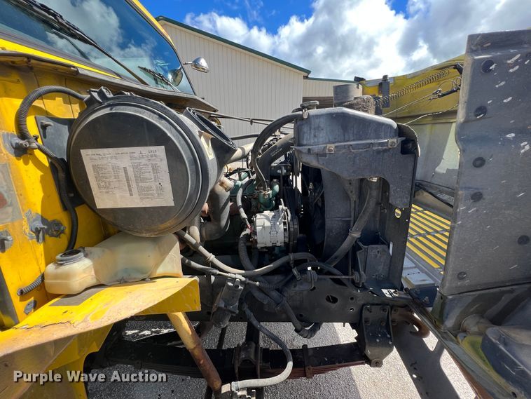 image for item HL9098 1993 International 4900  flatbed truck