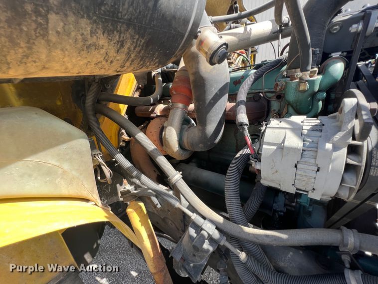 image for item HL9098 1993 International 4900  flatbed truck