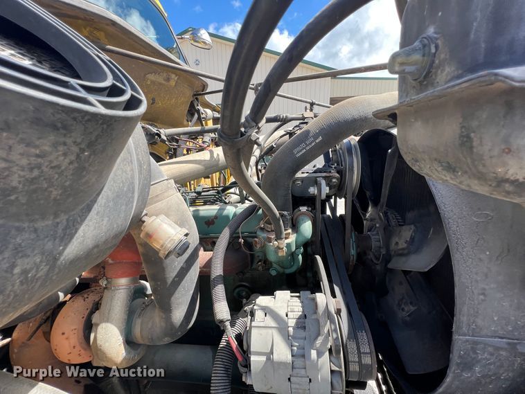 image for item HL9098 1993 International 4900  flatbed truck