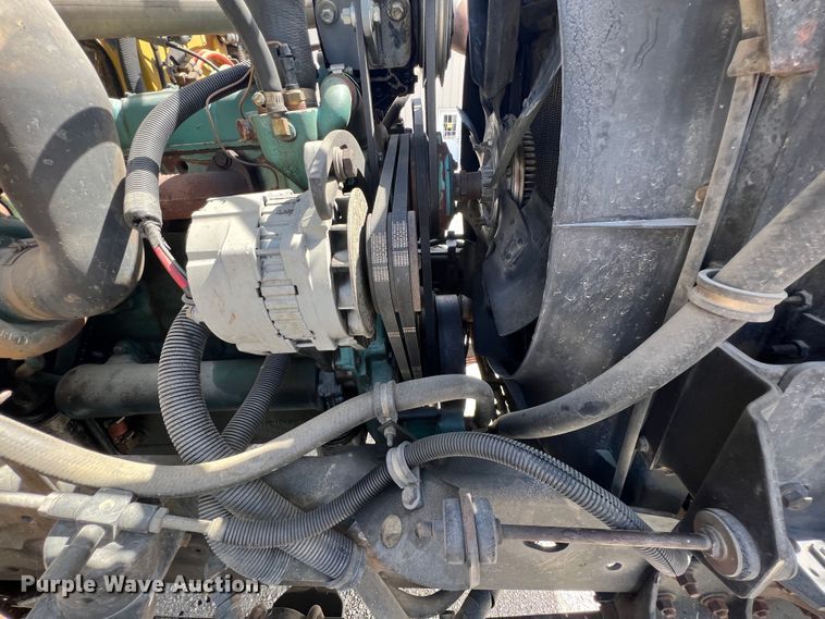 image for item HL9098 1993 International 4900  flatbed truck