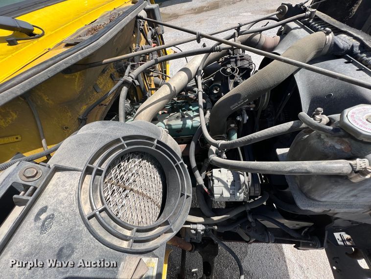 image for item HL9098 1993 International 4900  flatbed truck