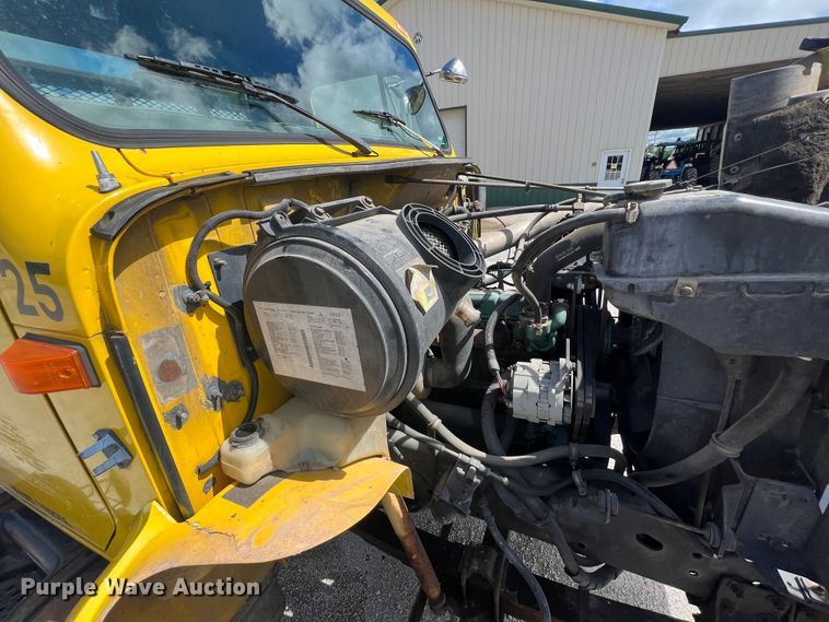 image for item HL9098 1993 International 4900  flatbed truck