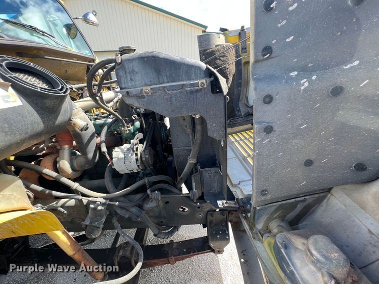 image for item HL9098 1993 International 4900  flatbed truck