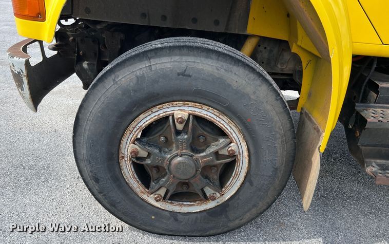 image for item HL9098 1993 International 4900  flatbed truck