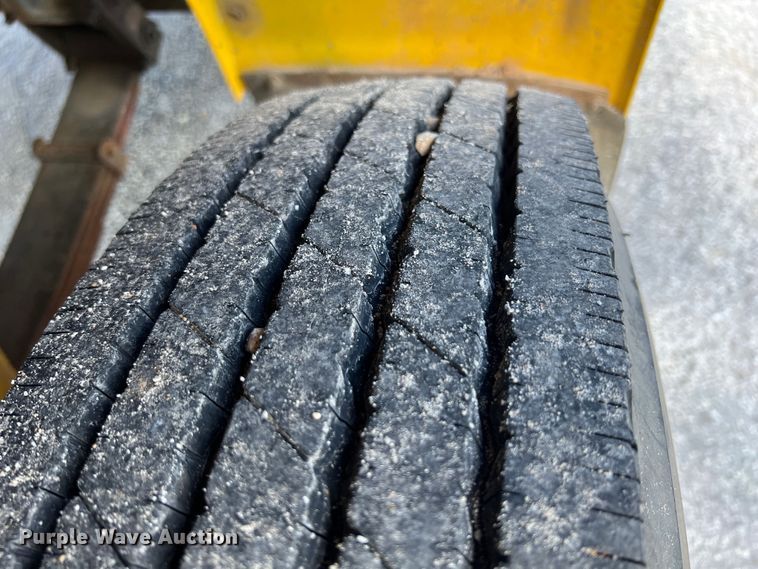 image for item HL9098 1993 International 4900  flatbed truck