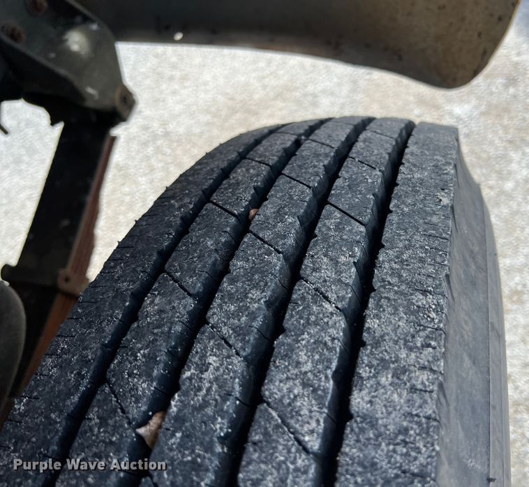 image for item HL9098 1993 International 4900  flatbed truck