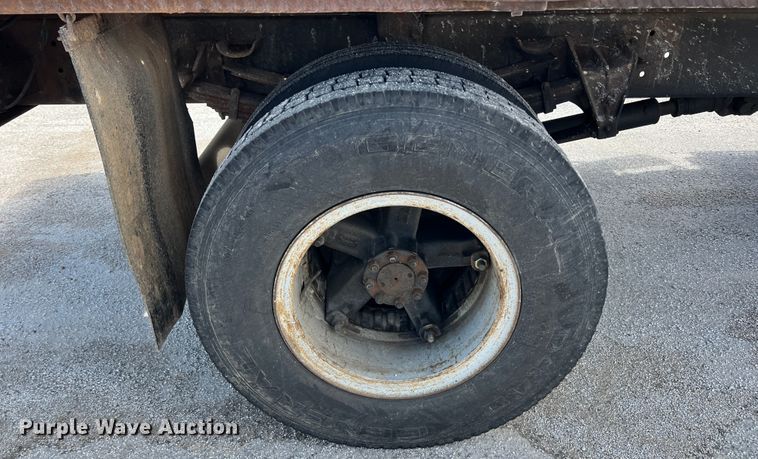 image for item HL9098 1993 International 4900  flatbed truck