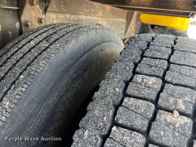 image for item HL9098 1993 International 4900  flatbed truck