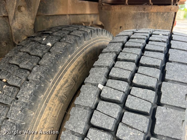 image for item HL9098 1993 International 4900  flatbed truck