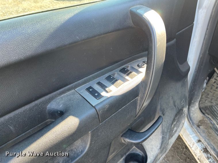 image for item IK9601 2011 Chevrolet Silverado 2500HD  Crew Cab pickup truck