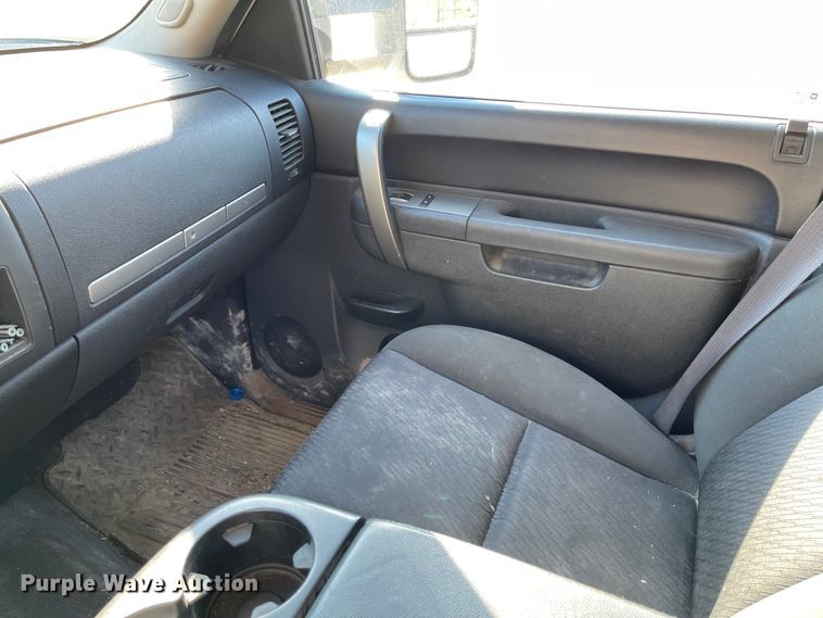 image for item IK9601 2011 Chevrolet Silverado 2500HD  Crew Cab pickup truck