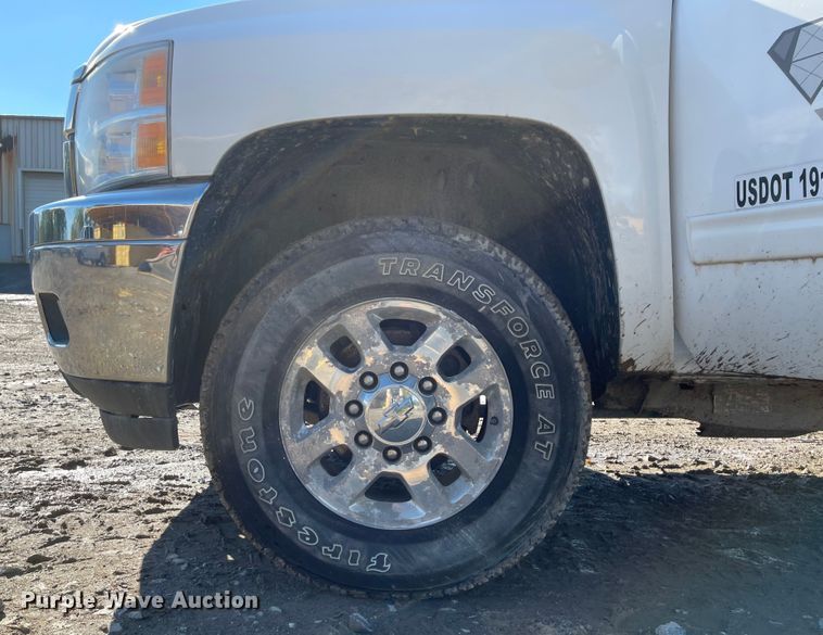 image for item IK9601 2011 Chevrolet Silverado 2500HD  Crew Cab pickup truck