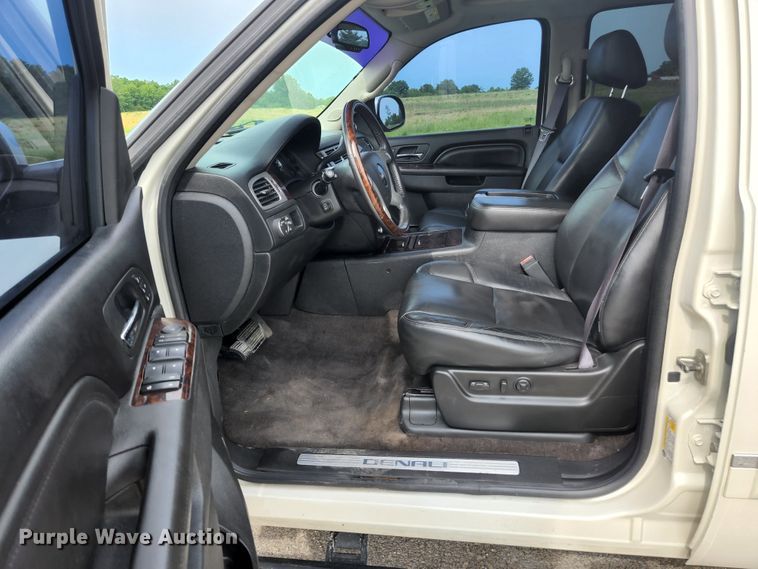 image for item JM9038 2011 GMC Yukon Denali  SUV