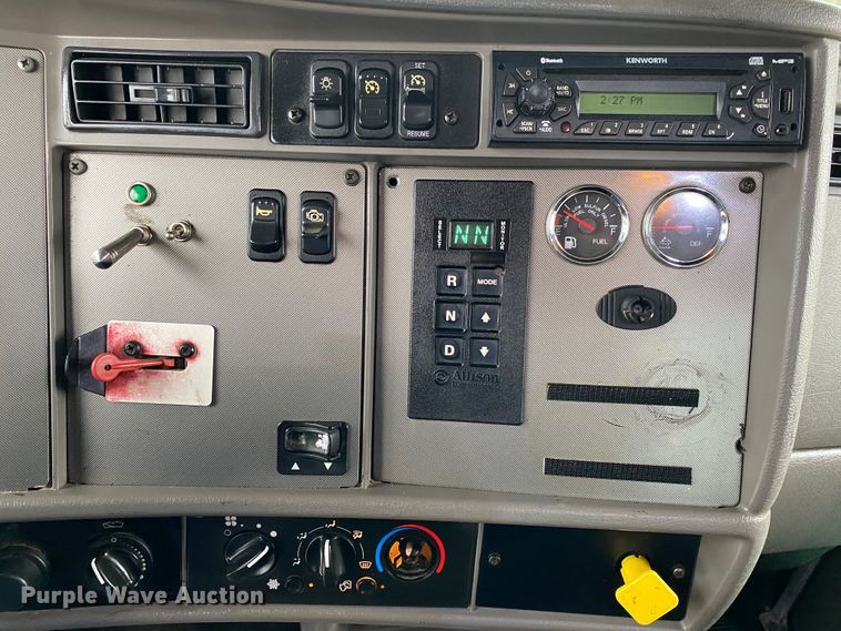 image for item JN9248 2013 Kenworth T370  car carrier truck